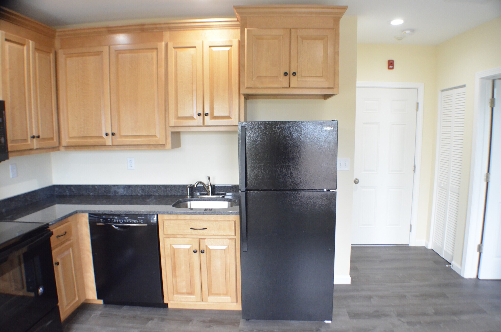 Building Photo - 563 Burritt St