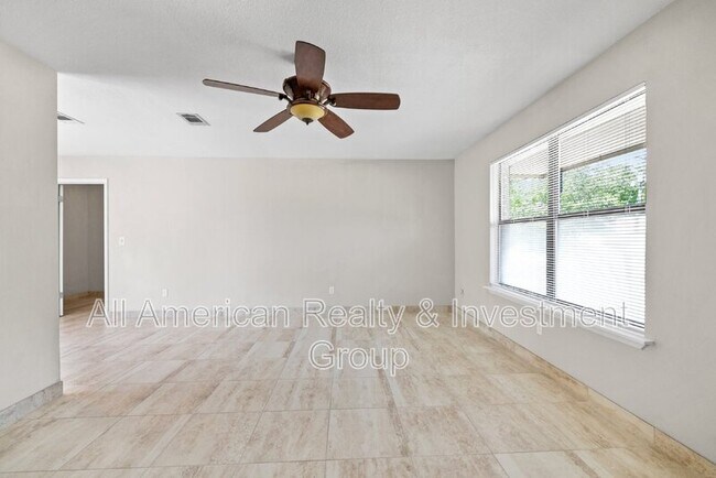 Building Photo - 834 Boulevard De L'Orleans