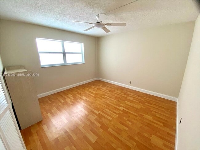 Building Photo - 400 Golden Isles Dr