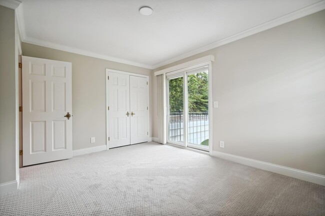 Building Photo - 5721 Londonderry Rd