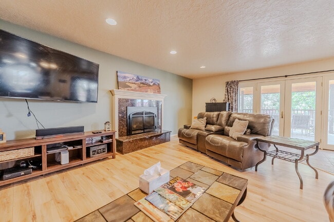 Building Photo - Private Room for Rent with Garage Access -...