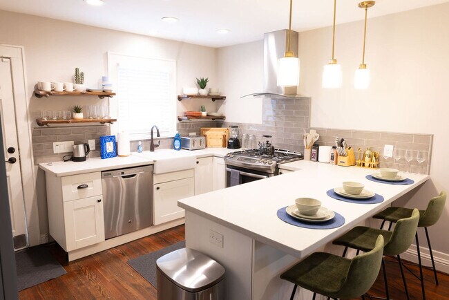 Building Photo - 725 Peddie St