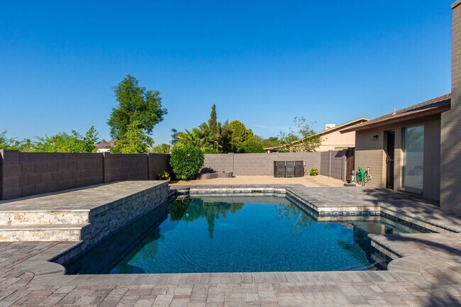 Building Photo - Central & Thunderbird 3 bdrm 2 bath Home w...