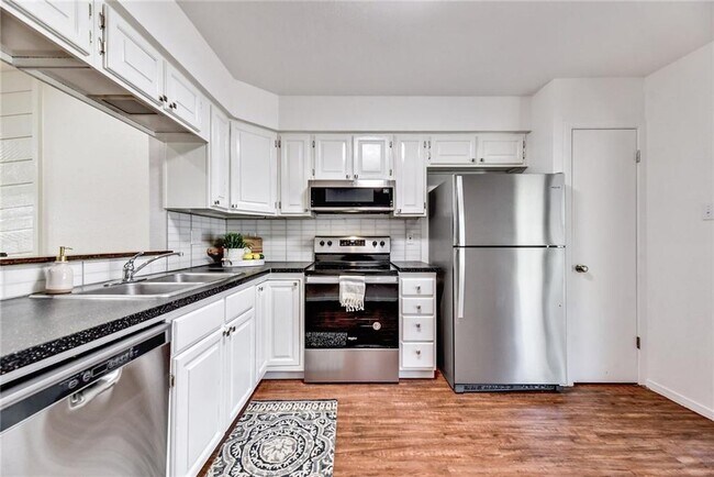 Building Photo - 11904 Broad Oaks Dr