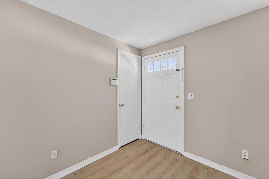 Building Photo - 1712 Village Ct