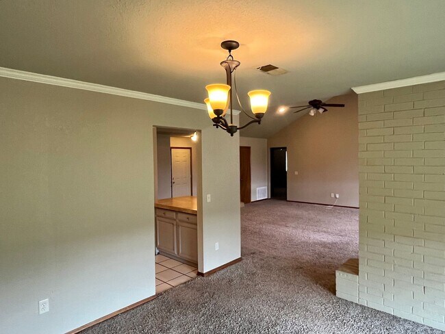 Building Photo - Great 3 Bed 2 Bath In Edmond