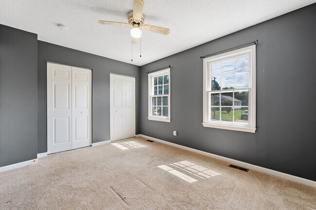 Building Photo - Spacious 3-Level Townhome Minutes from Dow...