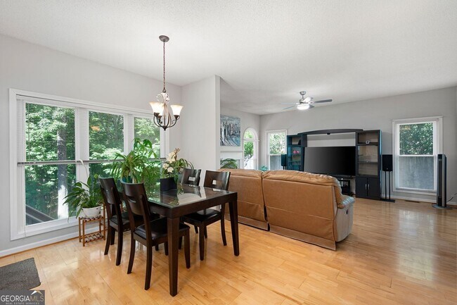 Building Photo - 821 Soaring Dr NE