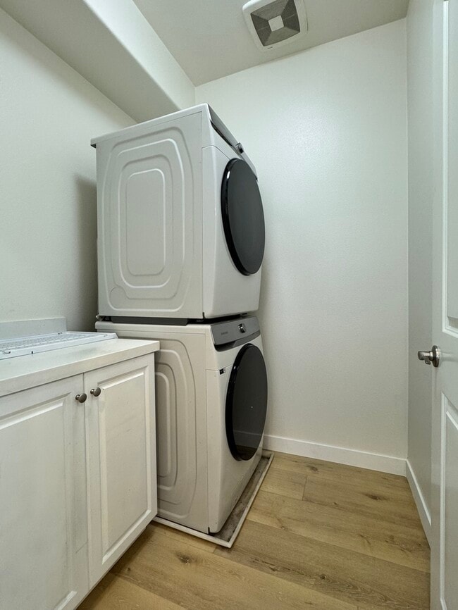 Building Photo - Newer Townhouse for lease in Eastvale.