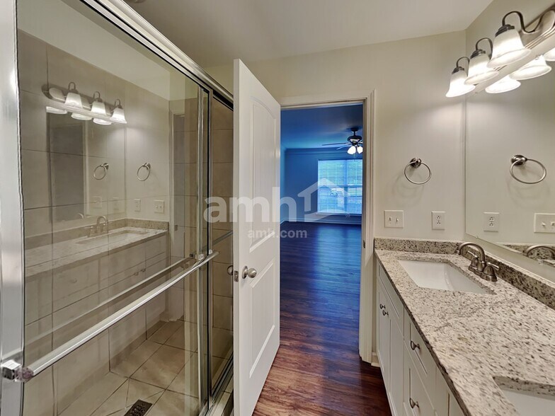 Building Photo - 3318 Diamond Ct