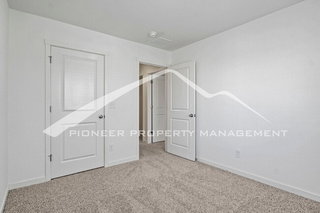 Building Photo - Modern 4-Bed, 2.5-Bath Home with 2 car garage, AC and Private Enclosed Yard