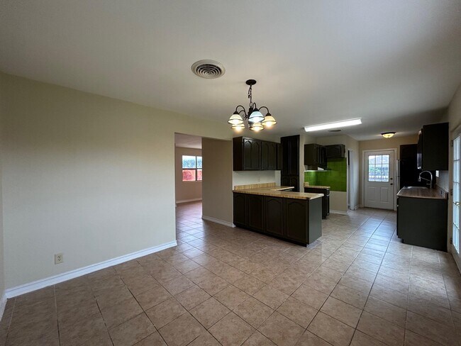 Building Photo - 1006 Laurel Dr