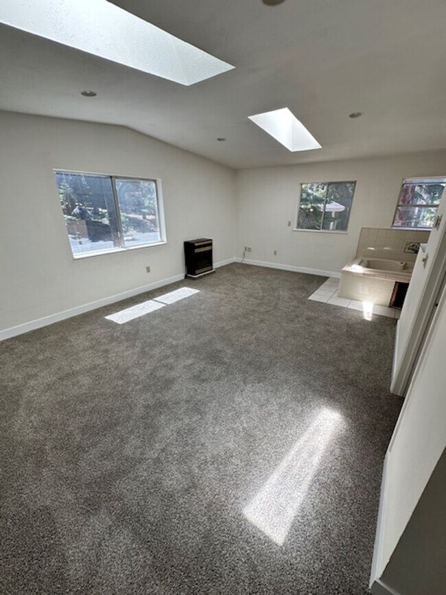 Building Photo - Newly updated pet friendly 4Bd 3Ba home! C...