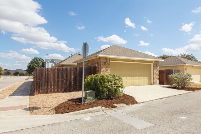 Building Photo - NOW 3 BEDROOM HOME LOCATED IN SAN MARCOS, TX!