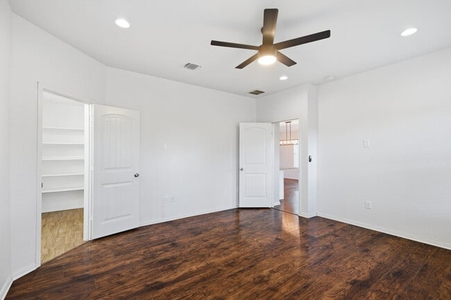Building Photo - Four Bedroom Home in Manor