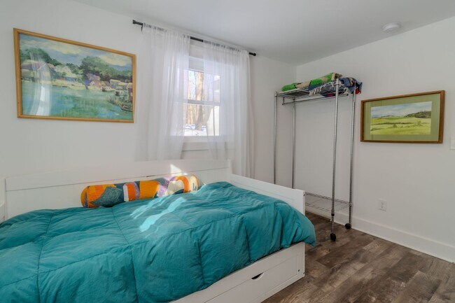 Building Photo - Quiet Cottage in the Trees