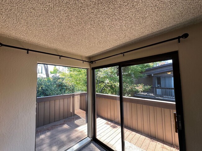 Building Photo - Cute and Cozy 1 Bedroom Condo in Gated Tim...