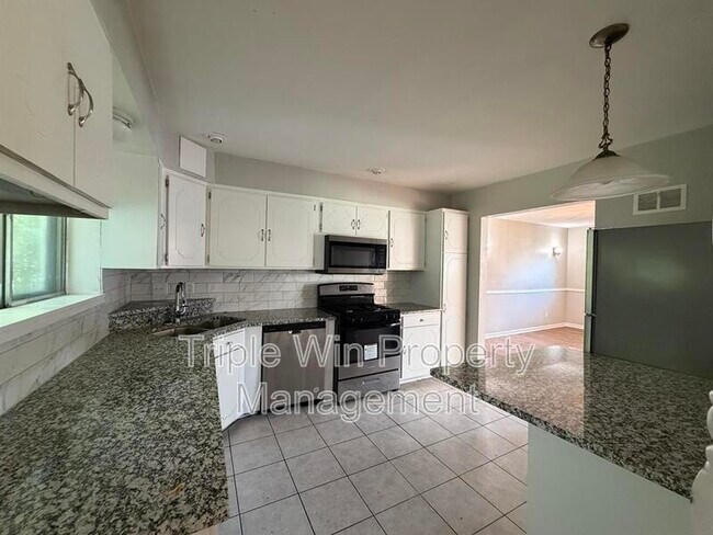 Building Photo - 1570 Mendell Dr