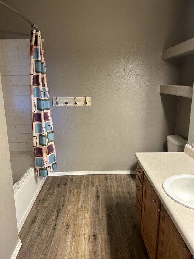 Building Photo - "Spacious 2-Bed, 2-Bath Condo Retreat in T...