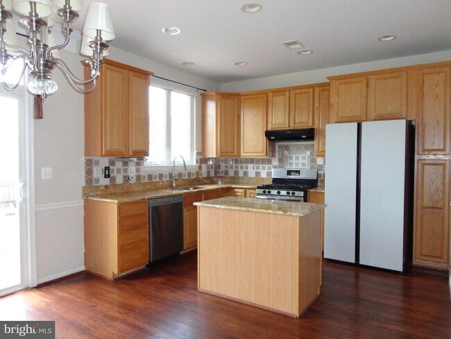 Building Photo - 24699 Kings Canyon Square