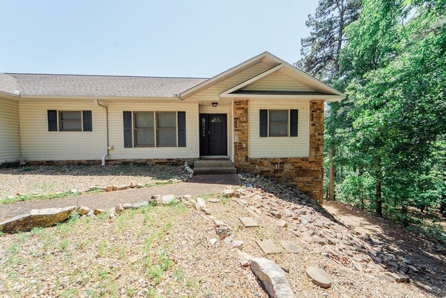 Building Photo - 4 bed, 3 bath, home with privet sunroom off master.