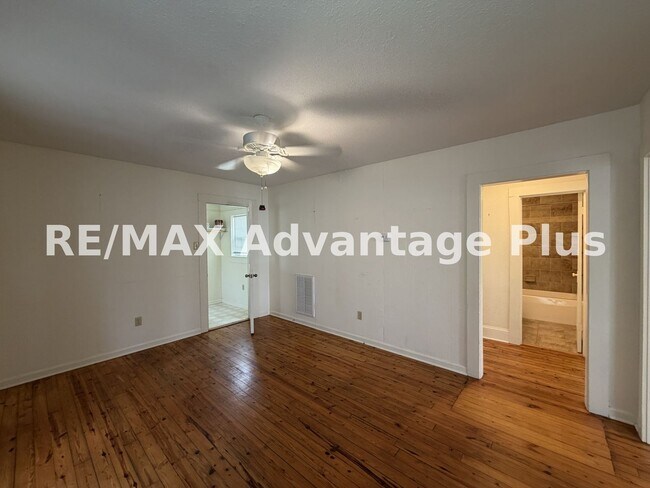 Building Photo - 711 Monroe St
