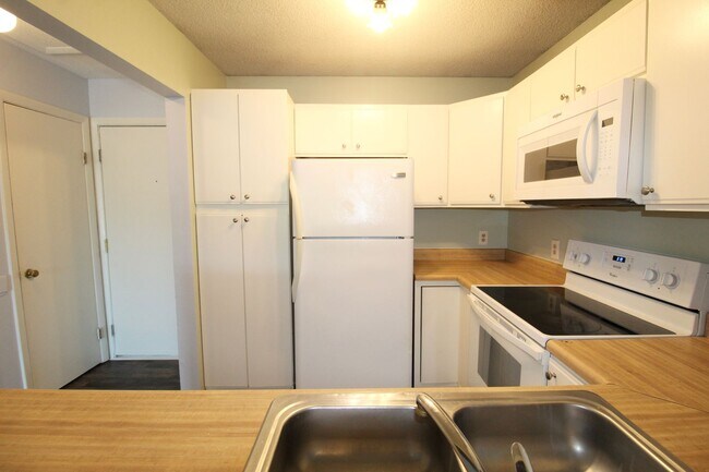 Building Photo - 1340 Hunters Rd