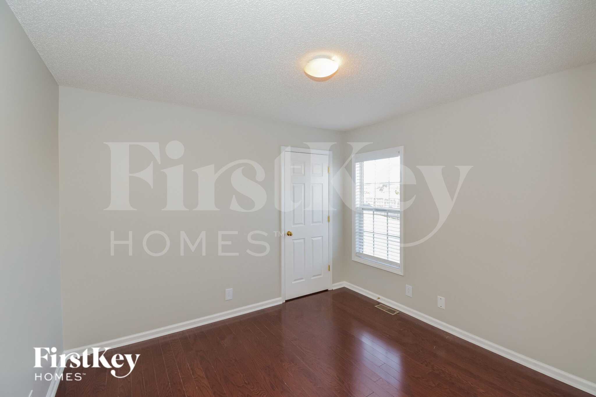 Building Photo - 3890 MacKenzie Dr