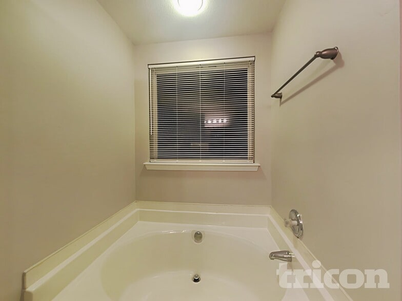 Building Photo - 4037 Dover Downs Dr