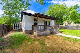 Building Photo - Urban Charm Meets Modern Living in the Heart of East Austin!