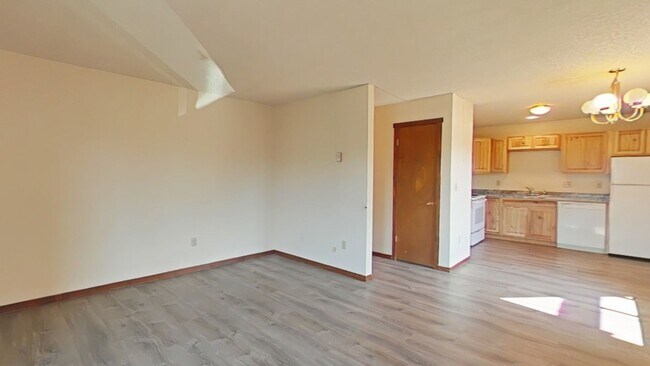 Building Photo - Pet Friendly! Top Floor Apartment! Conveni...
