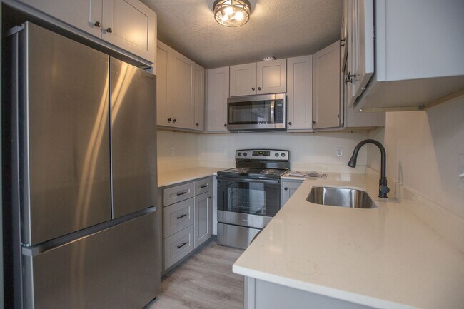 Building Photo - Fully remodeled 3 Bedroom 2.5 Bath in Gast...
