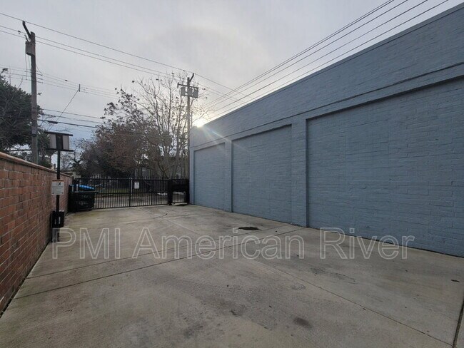 Building Photo - 1716 Capitol Ave