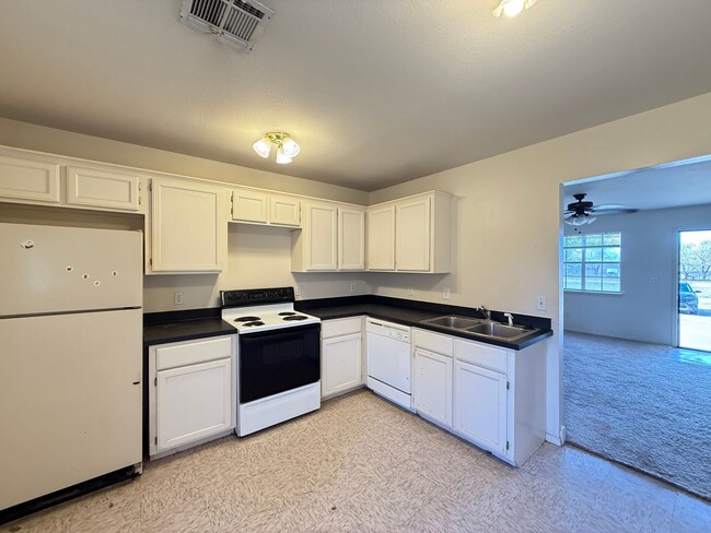 Building Photo - 2 bedroom Duplex in Catoosa, Small Pets welcome