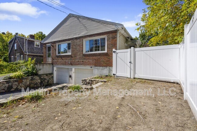 Building Photo - 27 Hermon St
