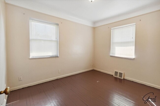 Building Photo - $1,200/month - 2 Bed 1.5 Bath in Warren, Detroit