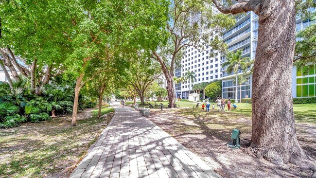 Building Photo - 495 Brickell Ave