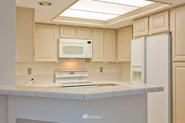 Building Photo - LOCATION, LOCATION, LOCATION wonderful 2 bedroom in the Carlyle.