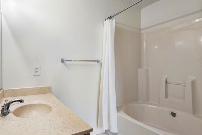 Building Photo - 2Bed/2Bath, Upgraded Condos in the Heart o...