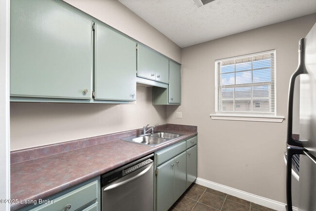 Building Photo - 708 Victoria Ct