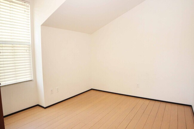 Building Photo - 318-320 W Myrtle