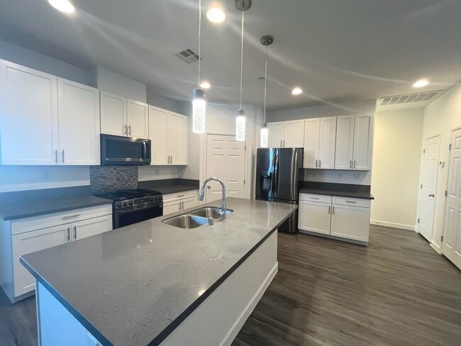 Building Photo - Single-story 1326 sq ft, townhome built in 2019 w/3 bed, 2 bath & spacious attached 2-car garage ...