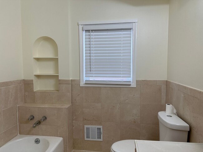 Building Photo - EPIC REA - Great Corner Lakeside Home - 3 ...