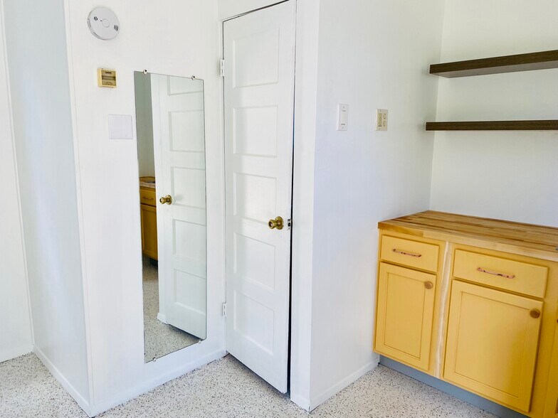 Building Photo - 1716 E Earll Dr