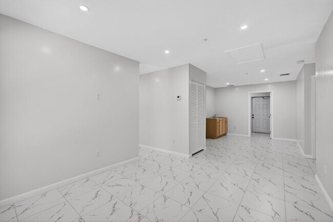 Building Photo - "Spacious 4-Bedroom Oasis with 2 Full Baths in Beautiful Riviera Beach! | Section 8 Welcomed"