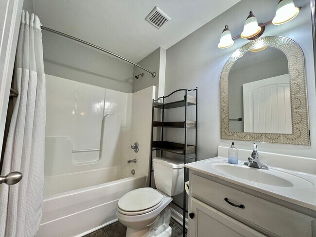 Building Photo - 4 Bed, 3 Bath w/ 2 Car Garage and Fenced Backyard