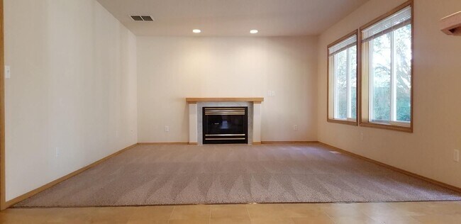 Building Photo - Refreshed and Move in ready 04/20/2026 - 4 bedrooms in Lacey - North Thurston School district.