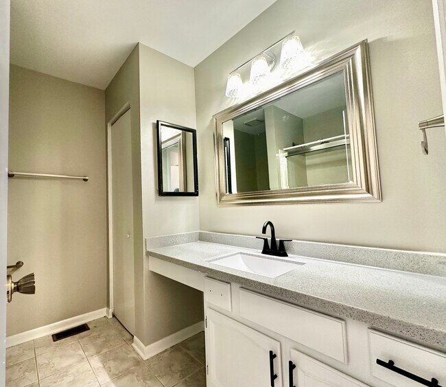 Building Photo - 1226 Clearview Ct