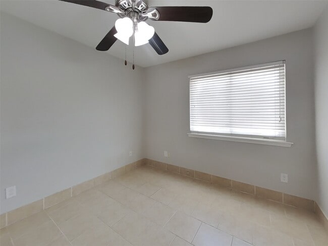 Building Photo - 7318 Foxway Ln