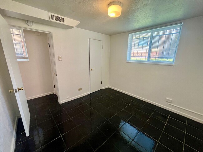 Building Photo - **$500 Move in Special** Garden level 1 bed 1 bath w/ large office near Central Park